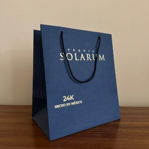Empaques de lujo: bolsas de papel con asas elegantes para productos premium