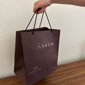 Bolsas de papel con asas para packaging elegante y sostenible